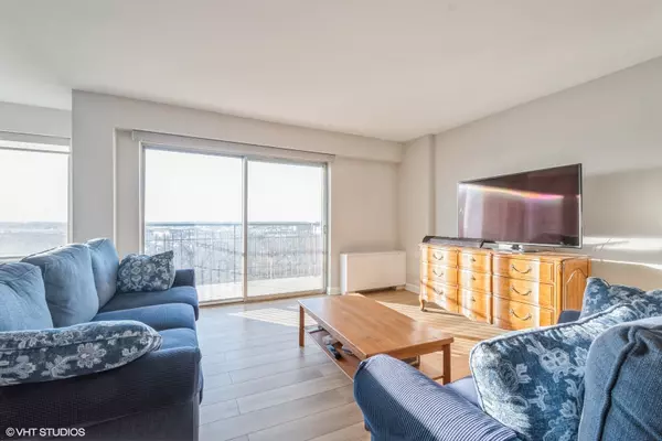 Chicago, IL 60645,7141 N Kedzie Avenue #904