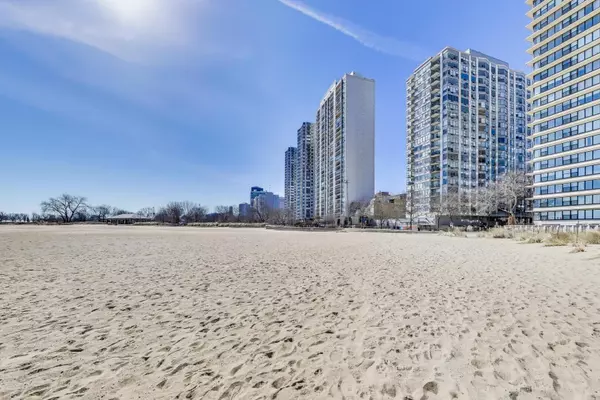 Chicago, IL 60660,5801 N Sheridan Road #17C