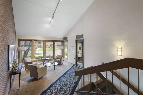 Park Ridge, IL 60068,22 Park Lane #520