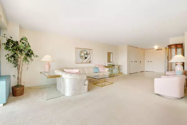 Chicago, IL 60645,7033 N Kedzie Avenue #1201
