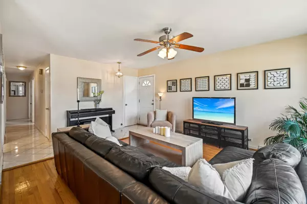 Wilmette, IL 60091,628 LARAMIE Avenue