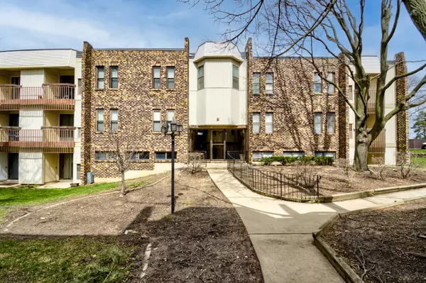 Woodridge, IL 60517,2275 Country Club Drive #24