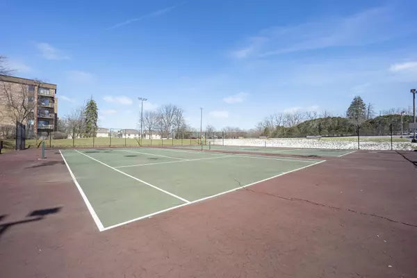 Lisle, IL 60532,425 Walnut Creek Lane #1302