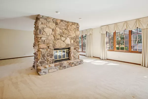 Arlington Heights, IL 60005,1537 S Surrey Lane