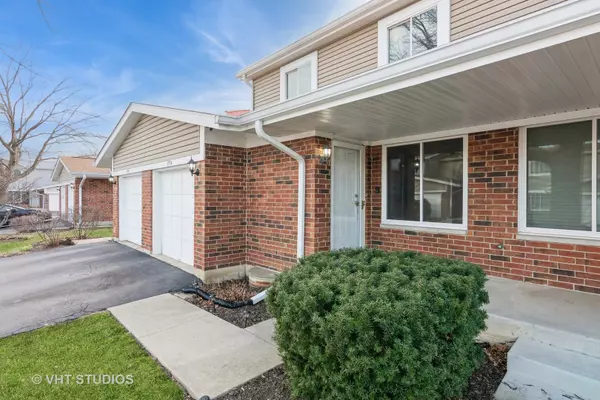 Palatine, IL 60074,1994 N Heritage Circle #4