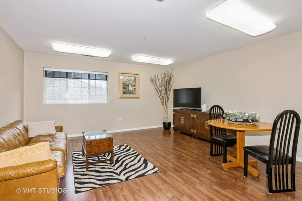 East Dundee, IL 60118,605 Barrington Avenue #228