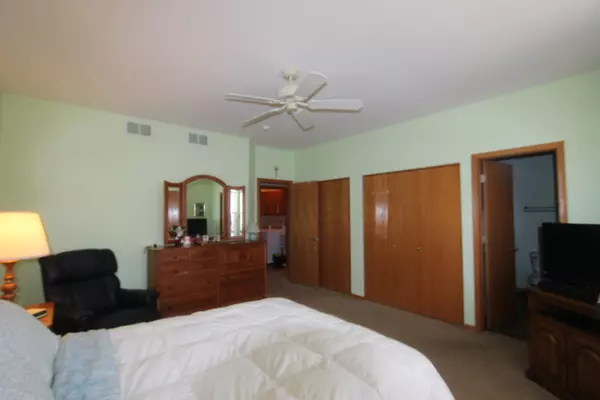 Woodstock, IL 60098,1817 Yasgur Drive