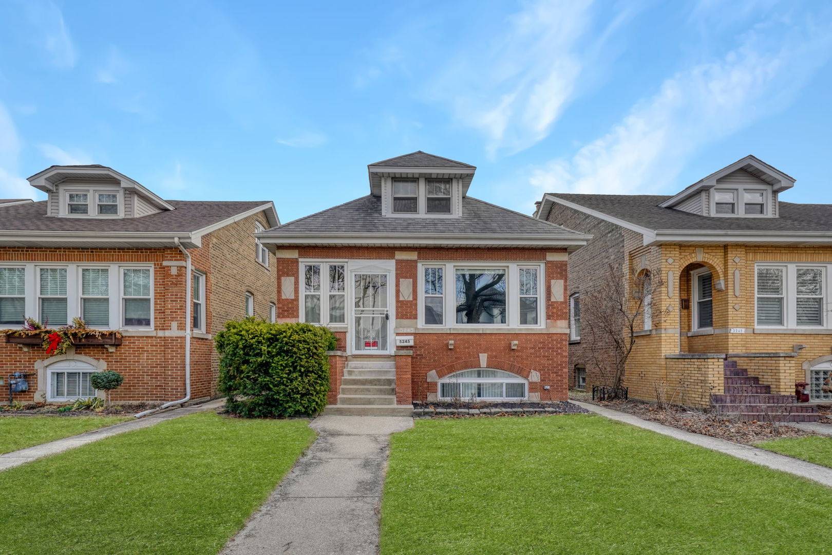 5245 N Ludlam Avenue, Chicago, IL 60630
