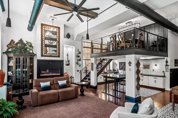 Bloomington, IL 61701,212 N Center Street #201