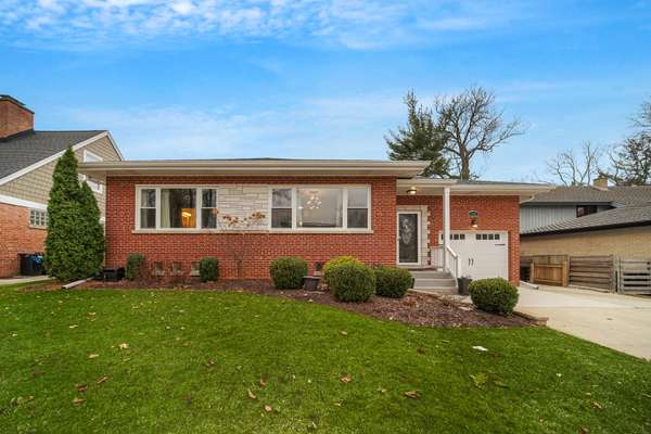 414 S I-Oka Avenue,  Mount Prospect,  IL 60056