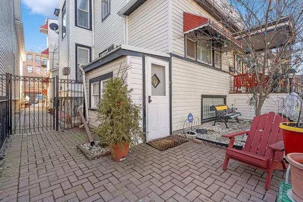 Chicago, IL 60613,1907 W CUYLER Avenue