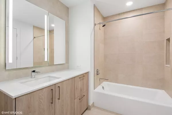 Chicago, IL 60601,211 N Harbor Drive #1307