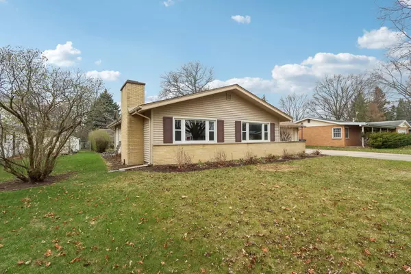 North Aurora, IL 60542,28 S Sycamore Lane