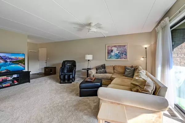 Willowbrook, IL 60527,6147 Willowhill Road #B