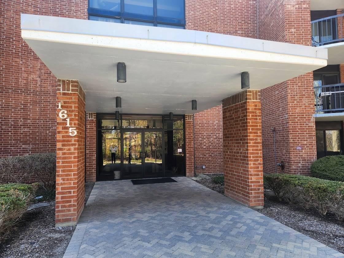 Arlington Heights, IL 60005,1615 E Central Road #210B