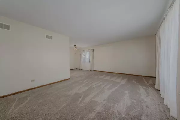 Orland Park, IL 60467,10709 Kentucky Court #35