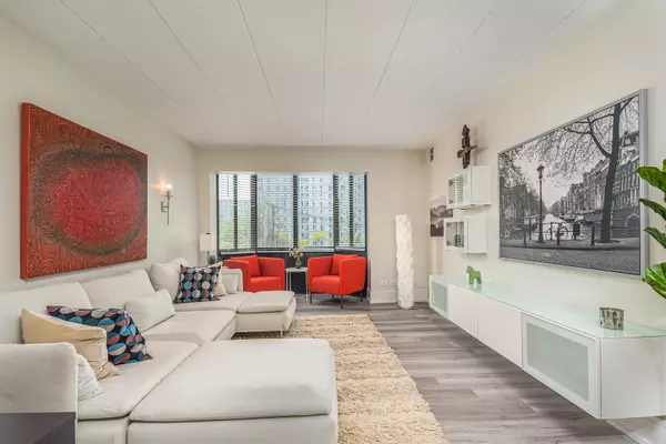 Chicago, IL 60616,626 E Woodland Park Avenue #405