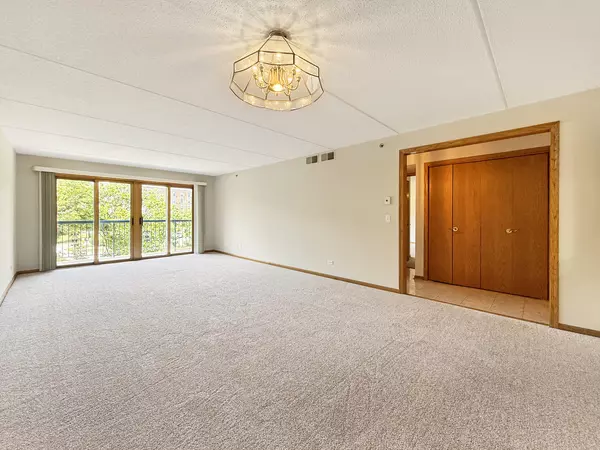 Niles, IL 60714,7120 N Milwaukee Avenue #305