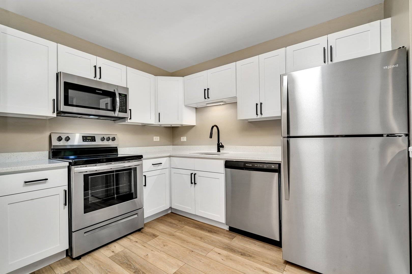 Glen Ellyn, IL 60137,19 Briar Street #22