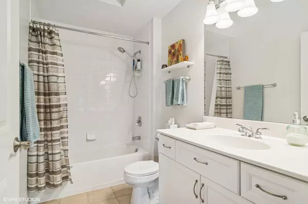 Des Plaines, IL 60016,819 Graceland Avenue #404