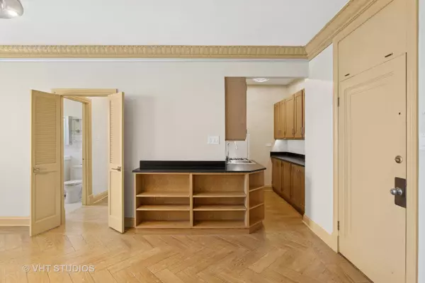 Chicago, IL 60660,6101 N Sheridan Road #14E