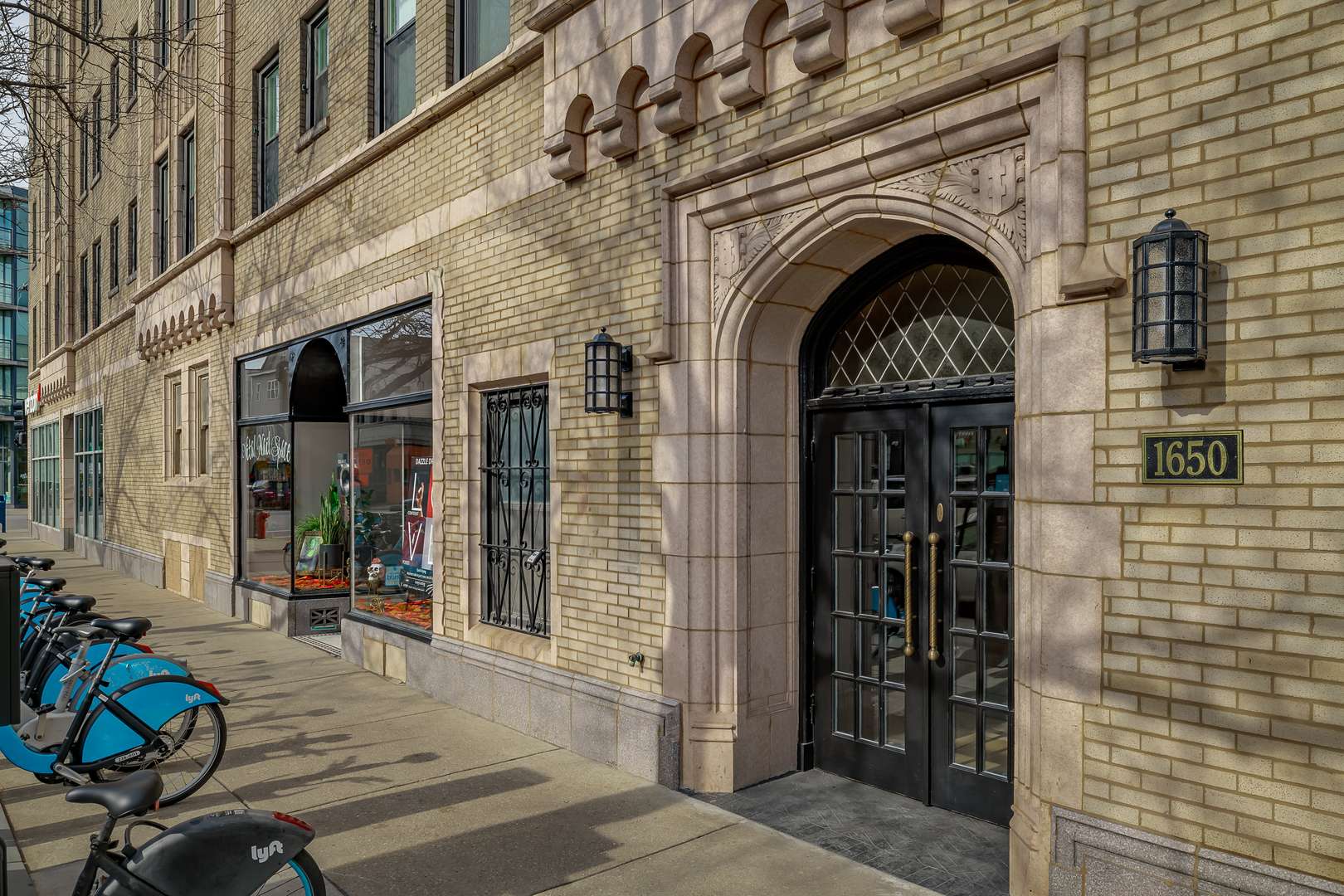Chicago, IL 60657,1650 W Roscoe Street #310