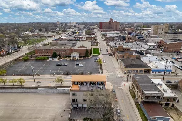 Rockford, IL 61107,202 N Madison Street #3