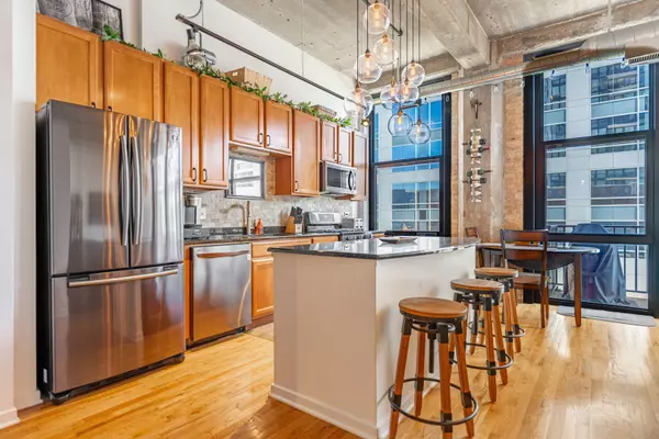 Chicago, IL 60661,210 S DESPLAINES Street #504