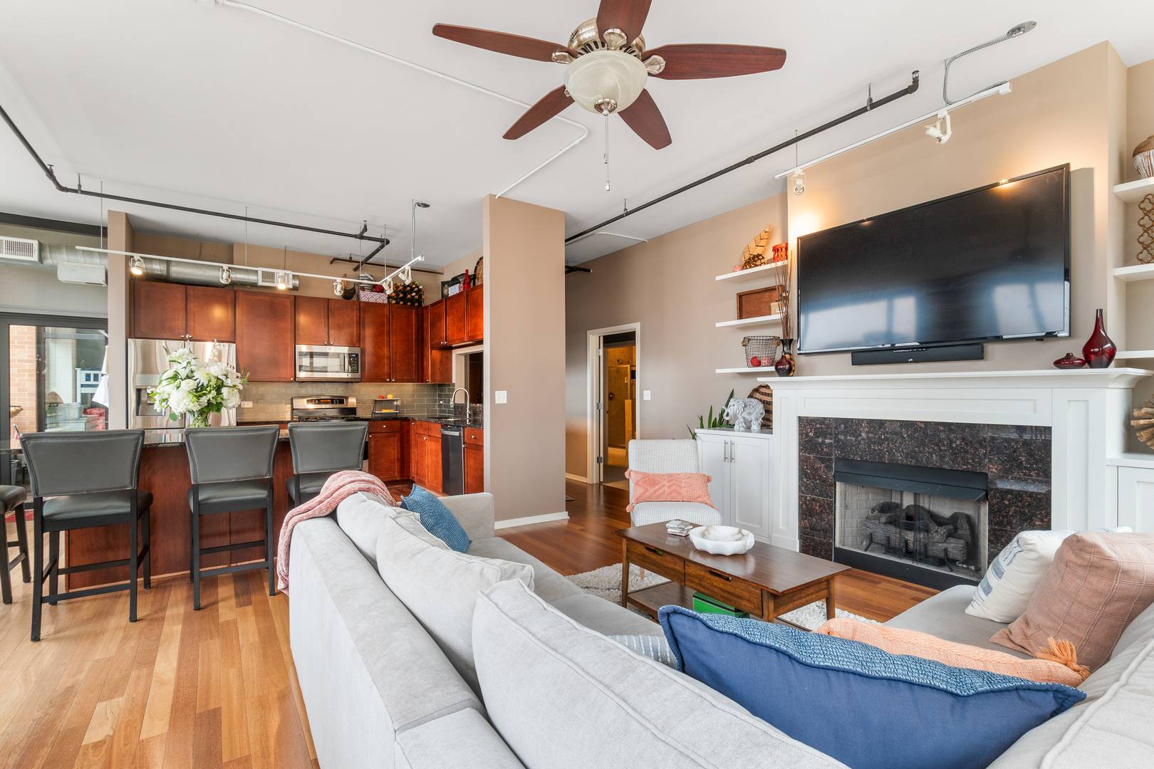 Chicago, IL 60605,520 S State Street #1401