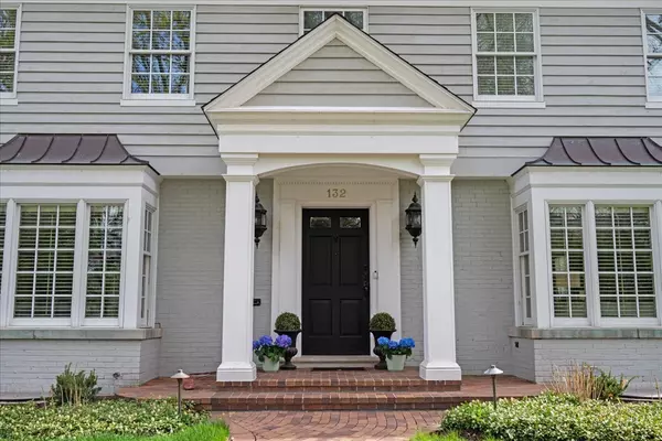 Kenilworth, IL 60043,132 Tudor Place