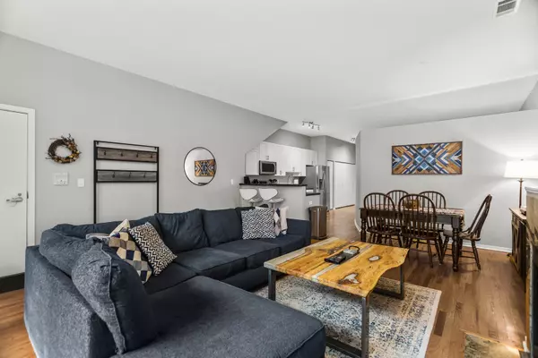 Chicago, IL 60661,324 N JEFFERSON Street #101