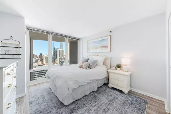 Chicago, IL 60654,345 N La Salle Drive #2702
