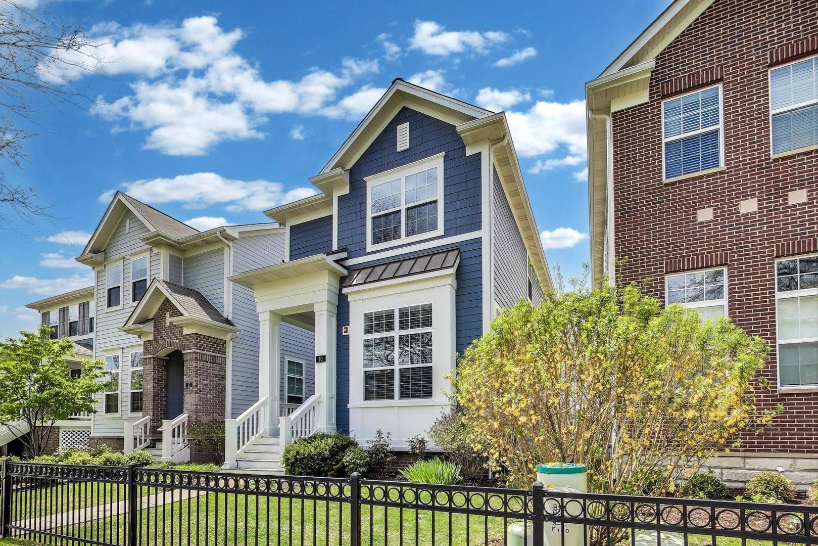 Arlington Heights, IL 60004,10 N Dryden Place