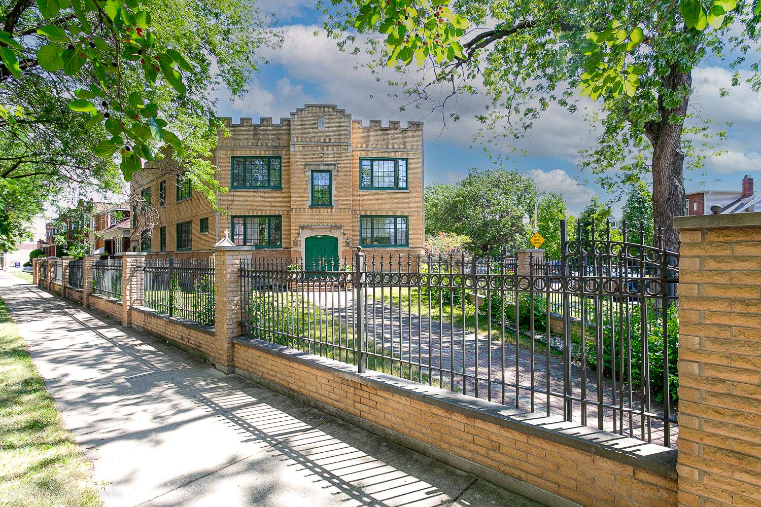 Chicago, IL 60618,3107 N Harding Avenue