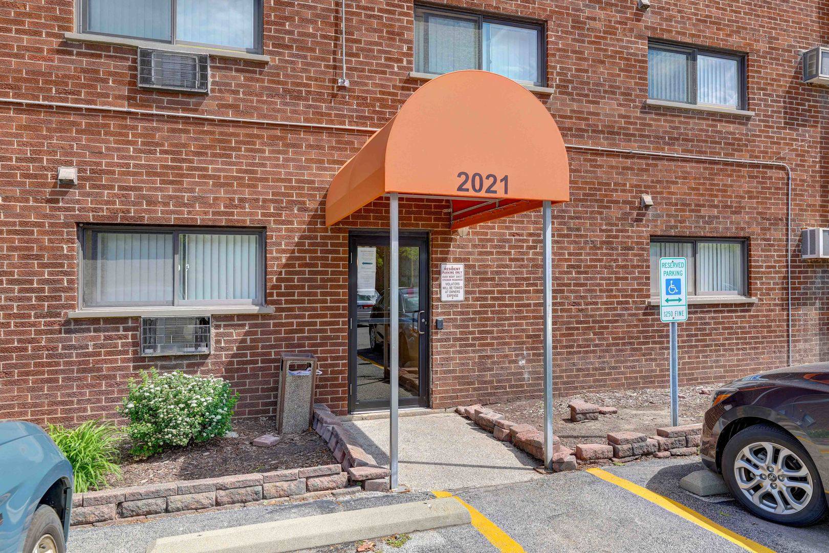 Hillside, IL 60162,2021 S Wolf Road #405