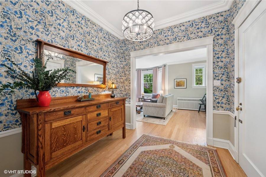 Evanston, IL 60201,1629 Hinman Avenue #1S