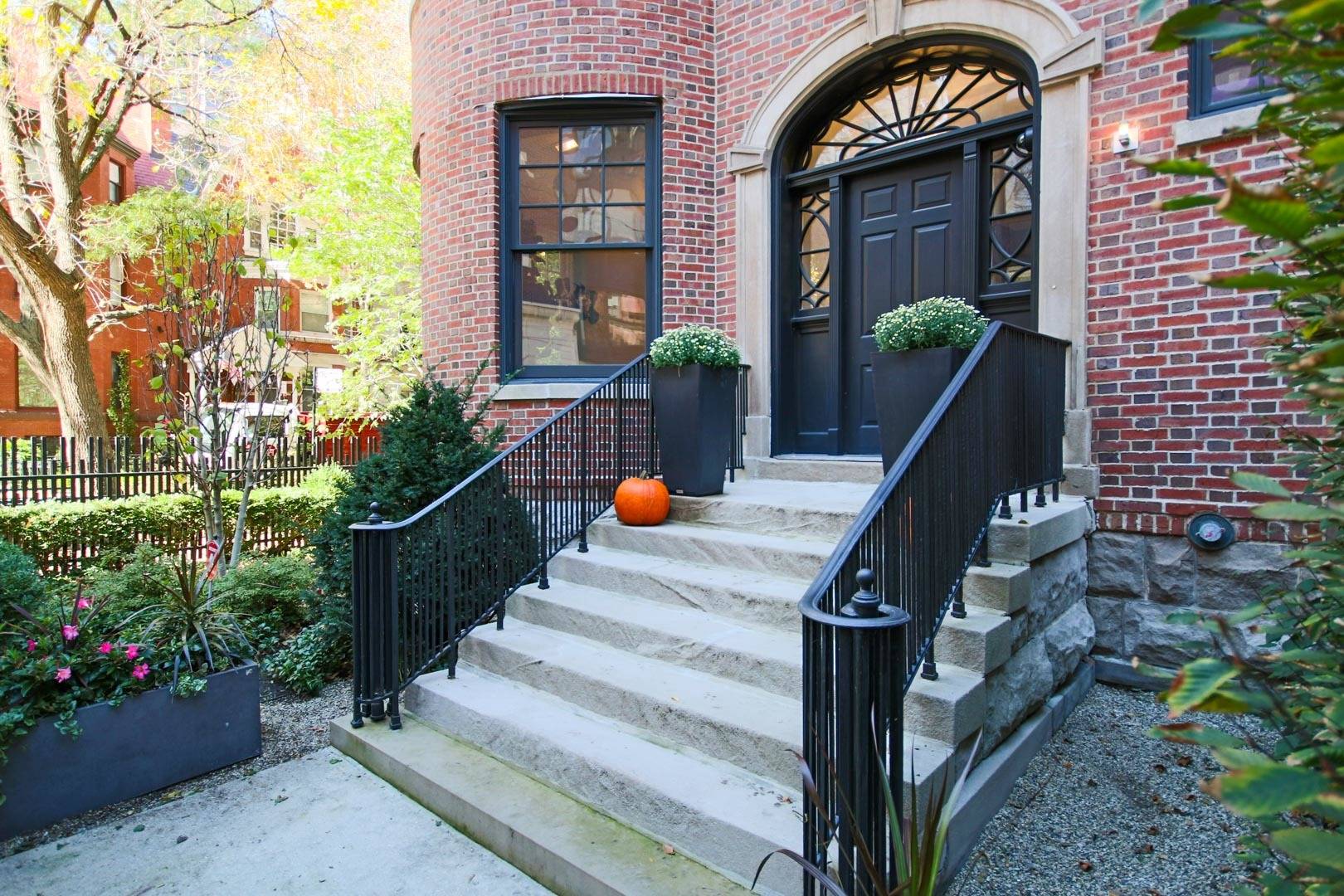 Chicago, IL 60610,1401 N Astor Street