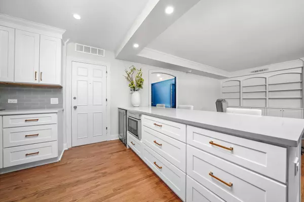 Wilmette, IL 60091,1616 Sheridan Road #2E