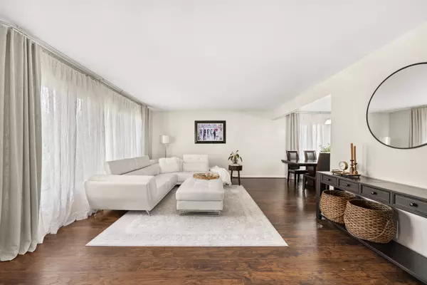 Addison, IL 60101,2148 W Cimarron Way