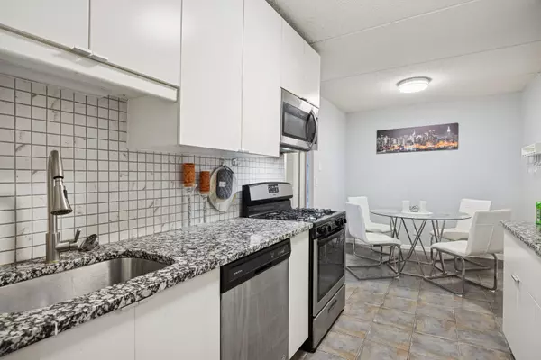 Streamwood, IL 60107,5011 VALLEY Lane #101