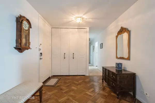 Chicago, IL 60645,7061 N Kedzie Avenue #1504