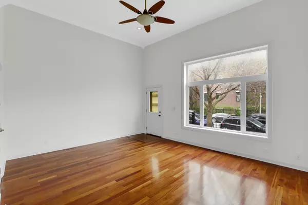 Chicago, IL 60640,4879 N Winthrop Avenue #D