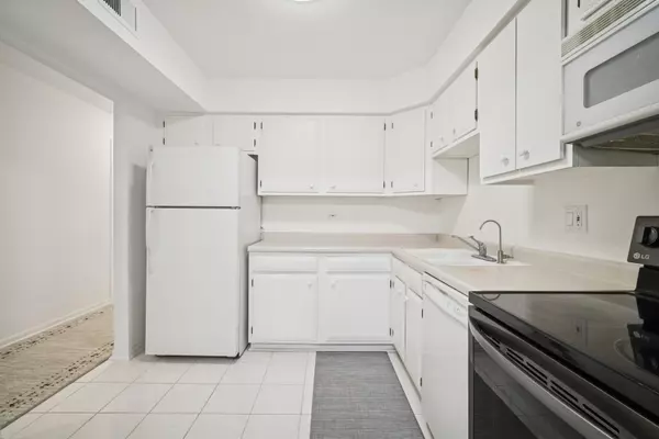 Northbrook, IL 60062,925 Spring Hill Drive #211