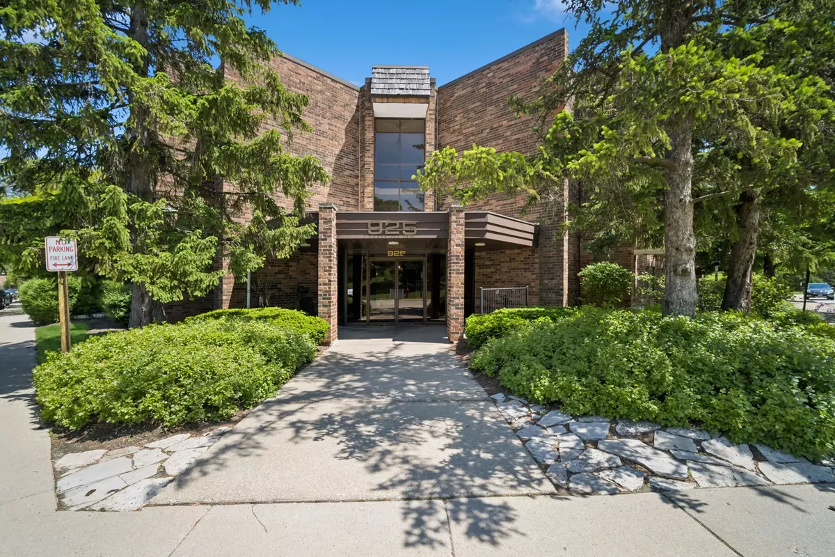Northbrook, IL 60062,925 Spring Hill Drive #211