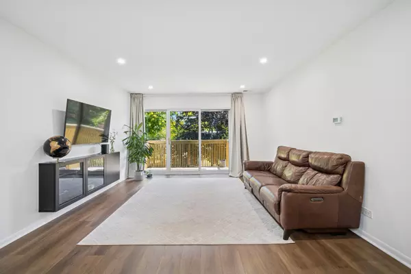 Northbrook, IL 60062,925 Spring Hill Drive #211