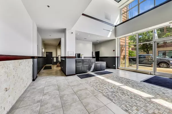 Chicago, IL 60607,950 W Monroe Street #607