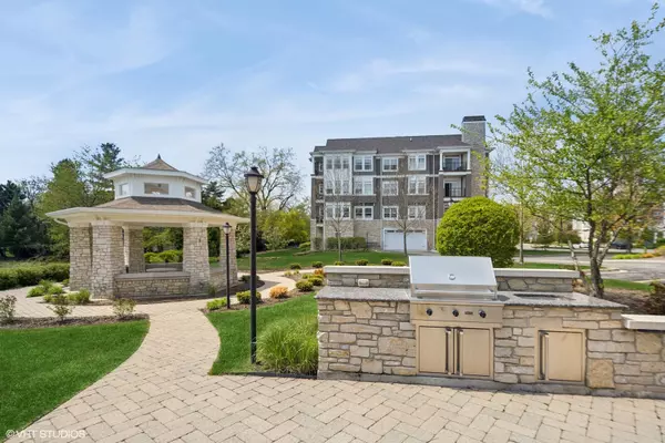 Hinsdale, IL 60521,149 W Kennedy Lane #208