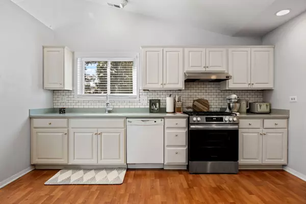 Woodridge, IL 60517,2485 Brunswick Circle #B2