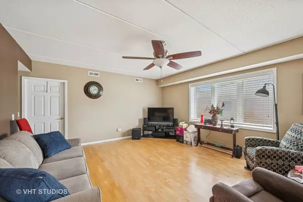 Des Plaines, IL 60016,395 Graceland Avenue #202