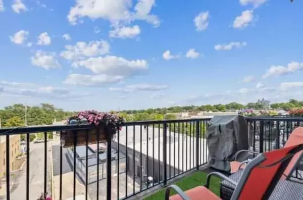 Lemont, IL 60439,348 River Street #3405